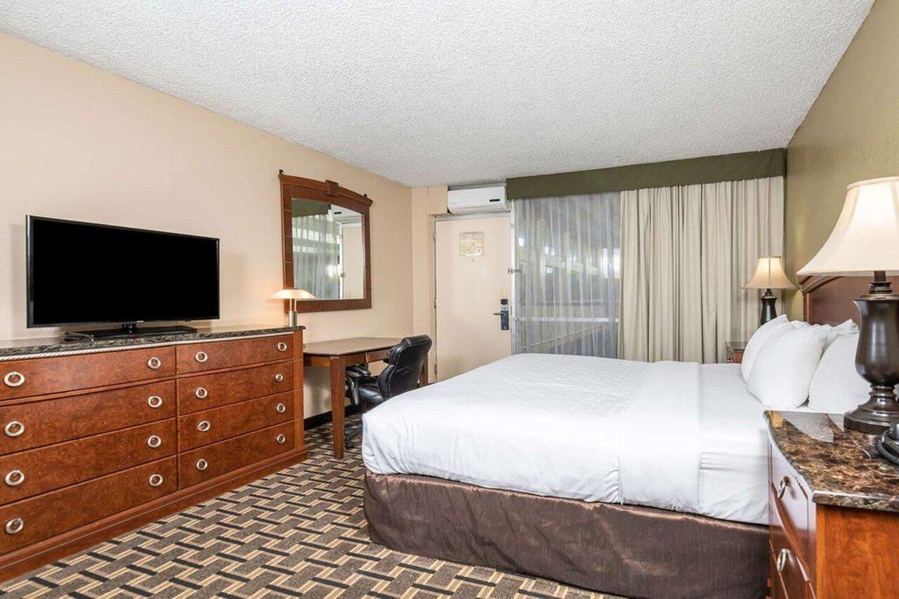 Clarion Inn Conference Center Modesto Eksteriør bilde
